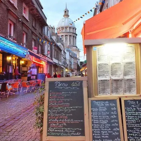 Petite Maison De *