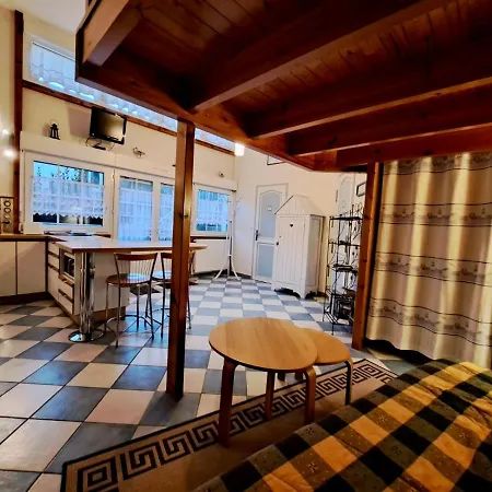 Petite Maison De *