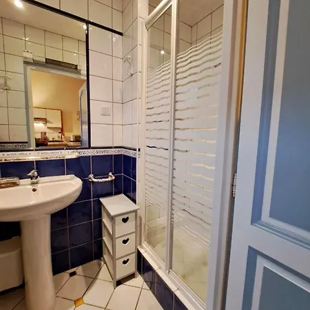Petite Maison De *