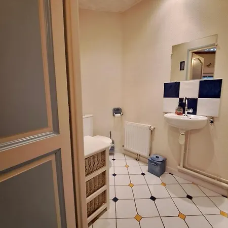 Petite Maison De *